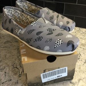 Toms canvas slip ons. New in box 9.5